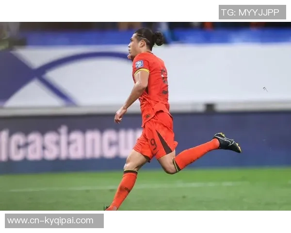 张玉宁与对方球员上半场激烈冲突各自领到黄牌引发热议